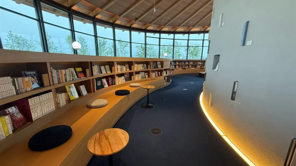 曲線状の書棚とベンチが続くふたばの本棚の館内