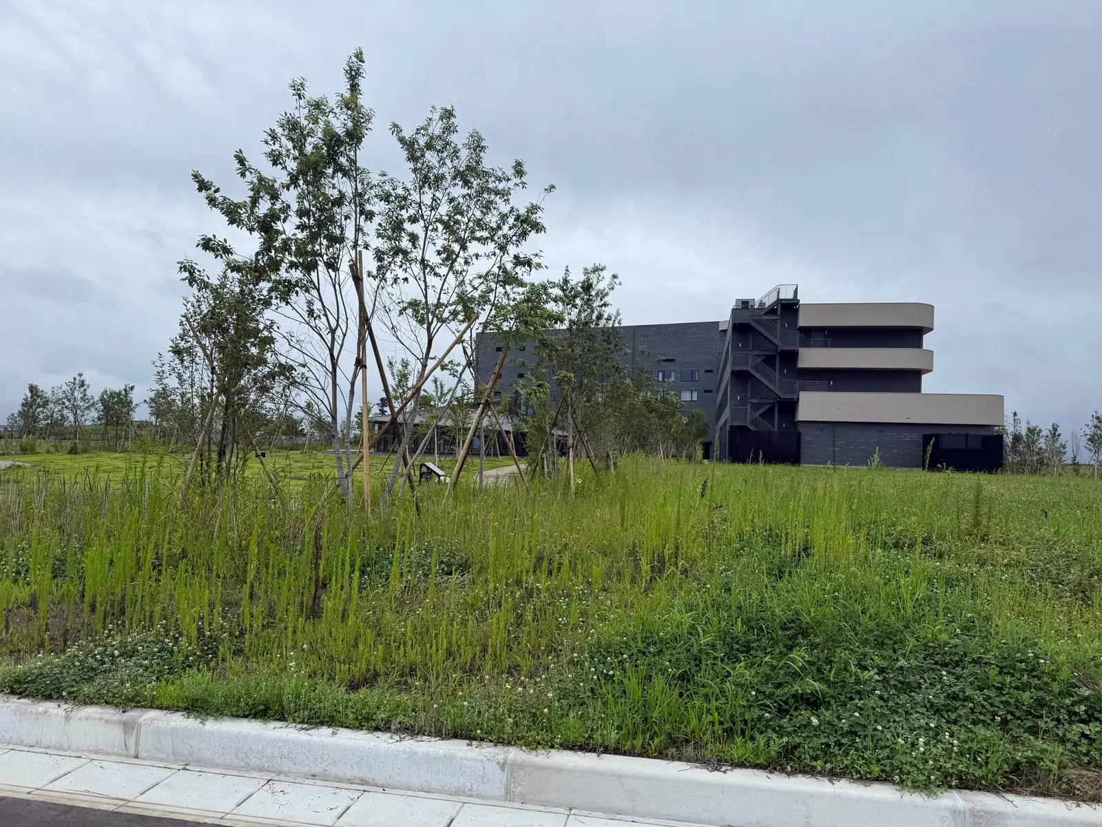 緑に囲まれたFUTATABI FUTABA FUKUSHIMAの外観