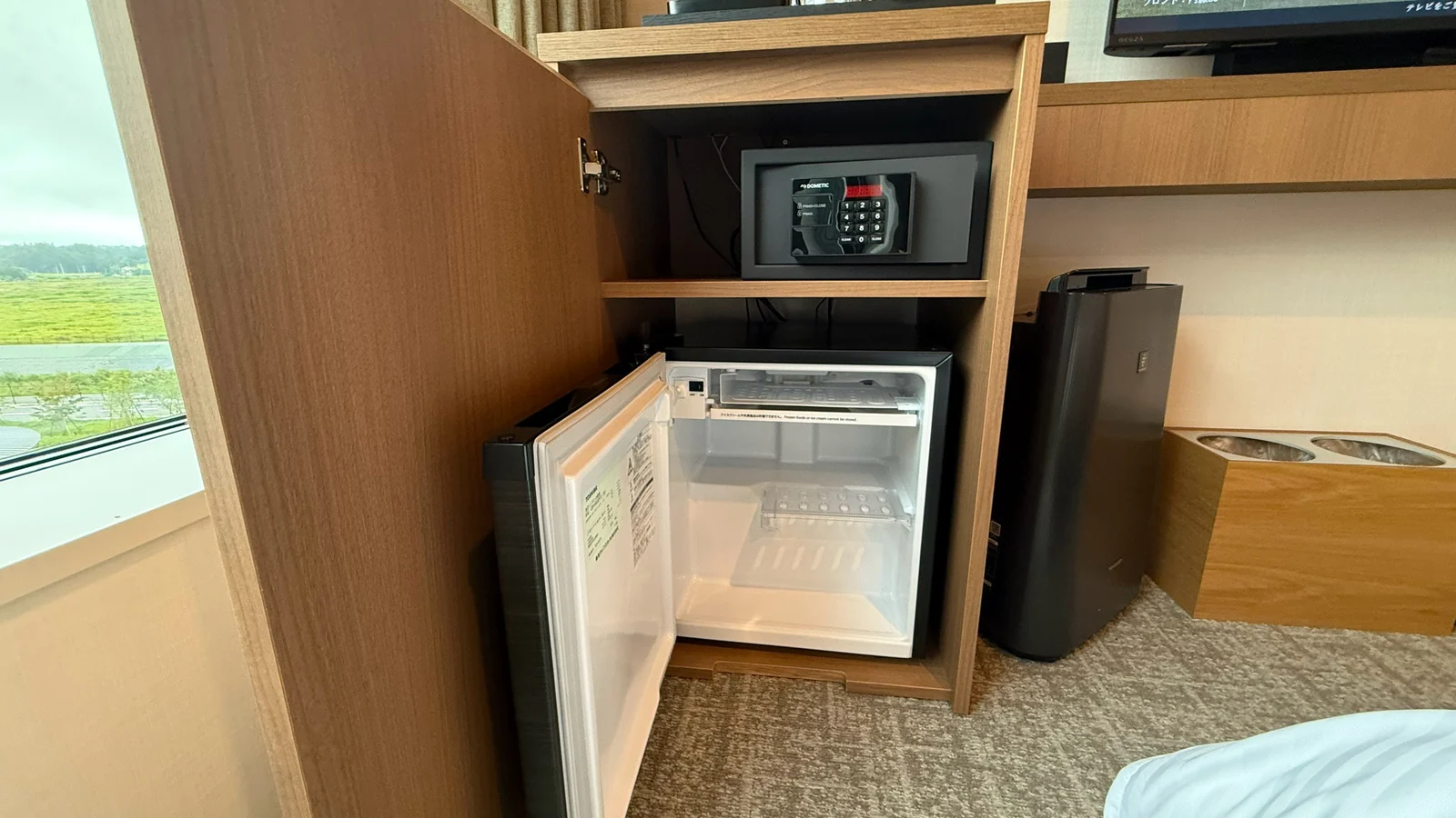 FUTATABI FUTABAの客室にある冷蔵庫とセーフティボックス