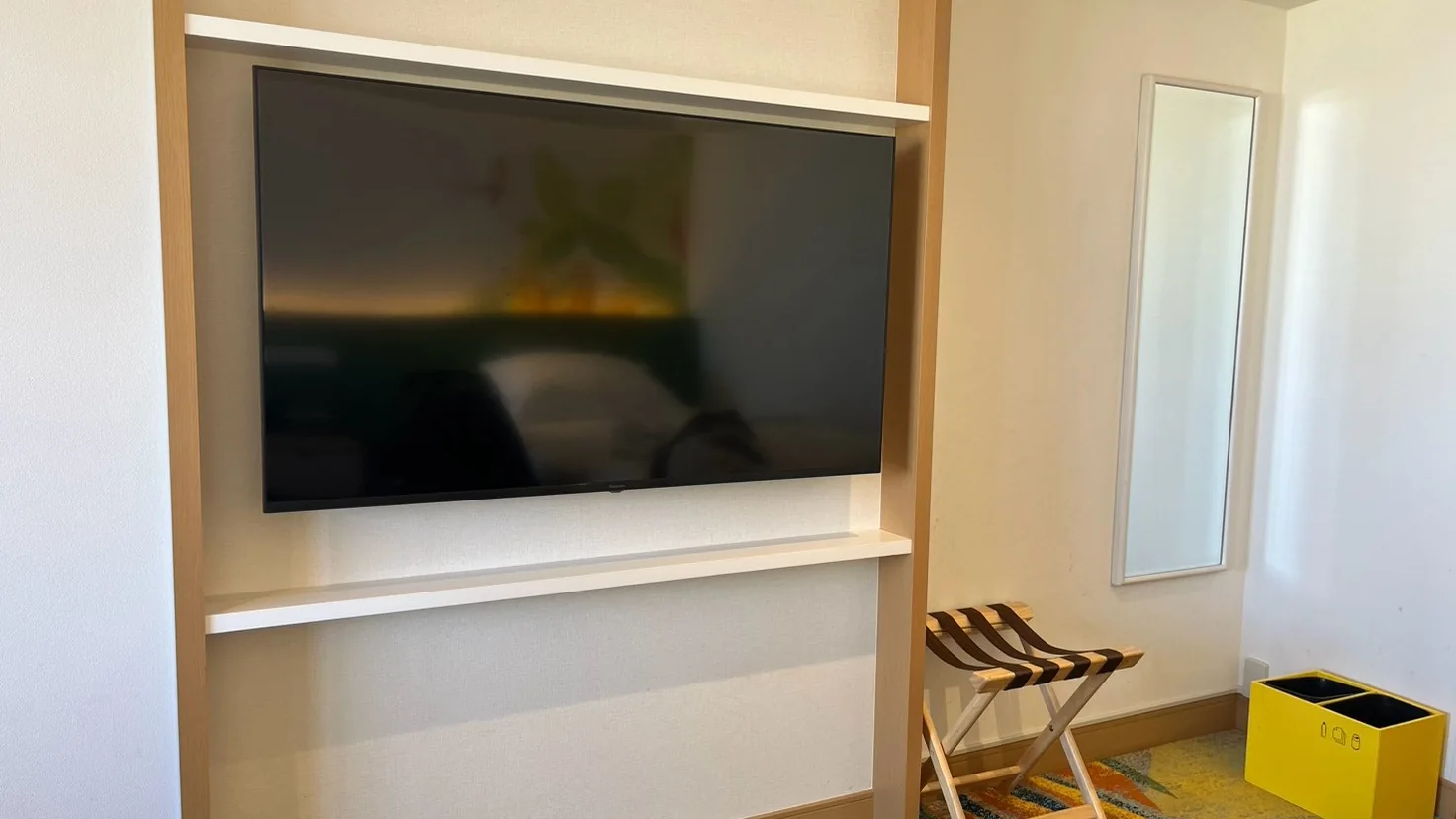 壁掛けテレビと荷物台