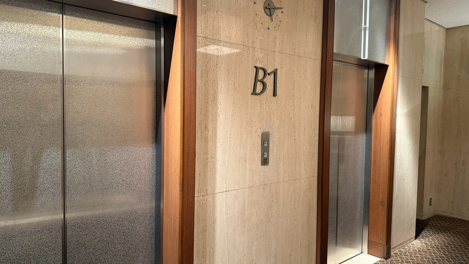 地下1階のエレベーターホール