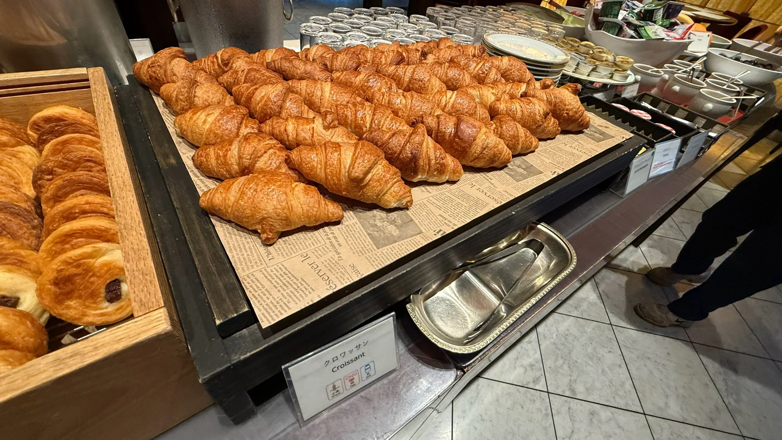 朝食ビュッフェのクロワッサン