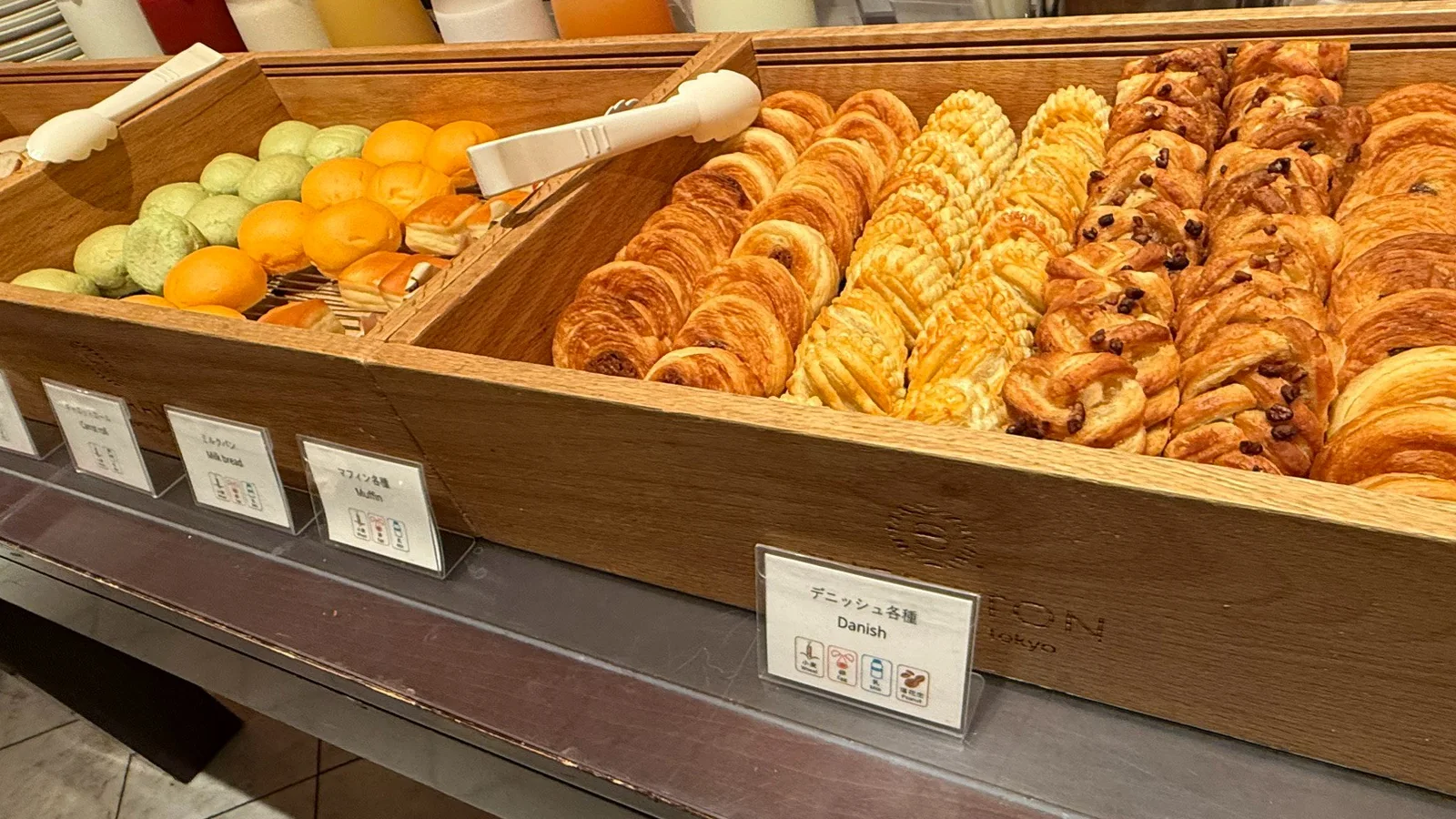 木箱に並ぶ朝食ビュッフェのデニッシュ類