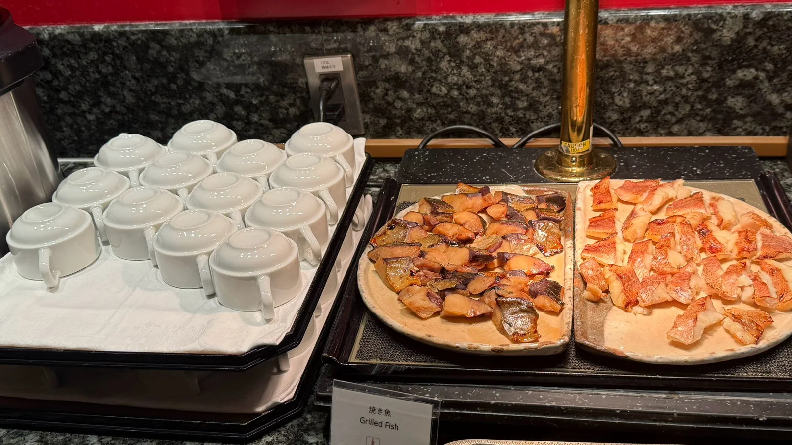 朝食ビュッフェの焼き魚コーナー
