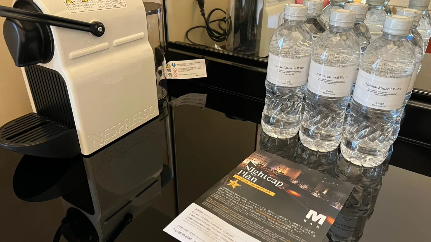カプセル式コーヒーマシンとボトルの水