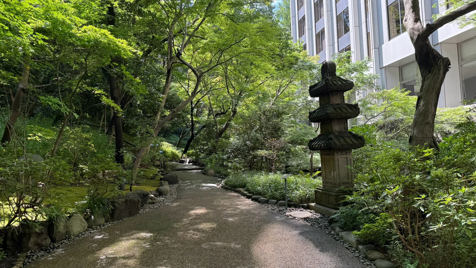 庭園の石灯籠