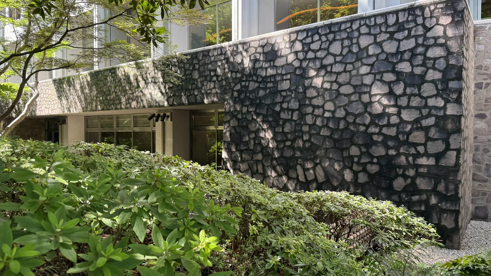 石積みの壁と植え込み