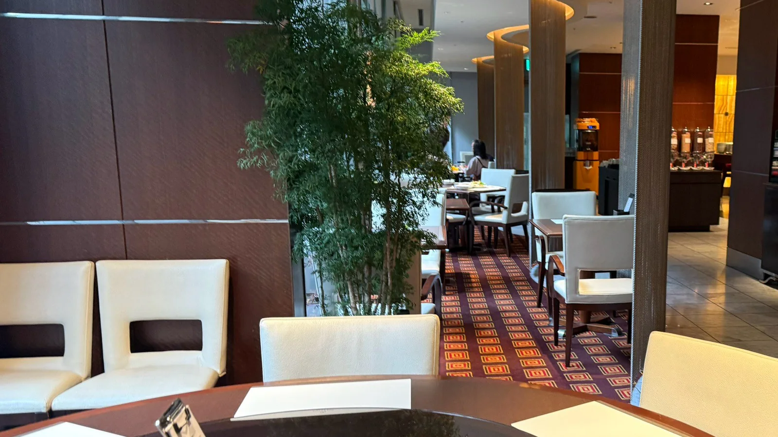 回転台付きの円卓が並ぶ中国料理 四川の客席